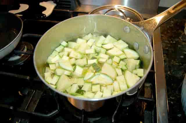 How to Blanch Lettuce for Snails How to Blanch Lettuce for Snails