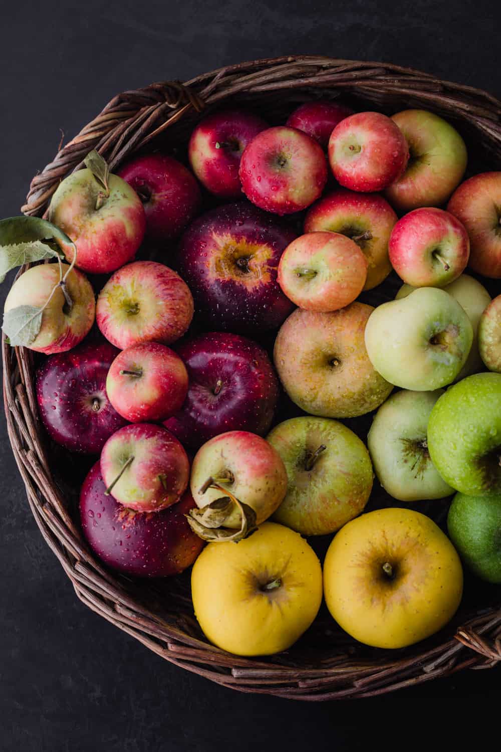 The Different Colors of Apples - GreenThumbsGuide